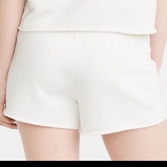 #85 Abercrombie & Fitch Floral Embroidery Short in White - Picture 3 of 6